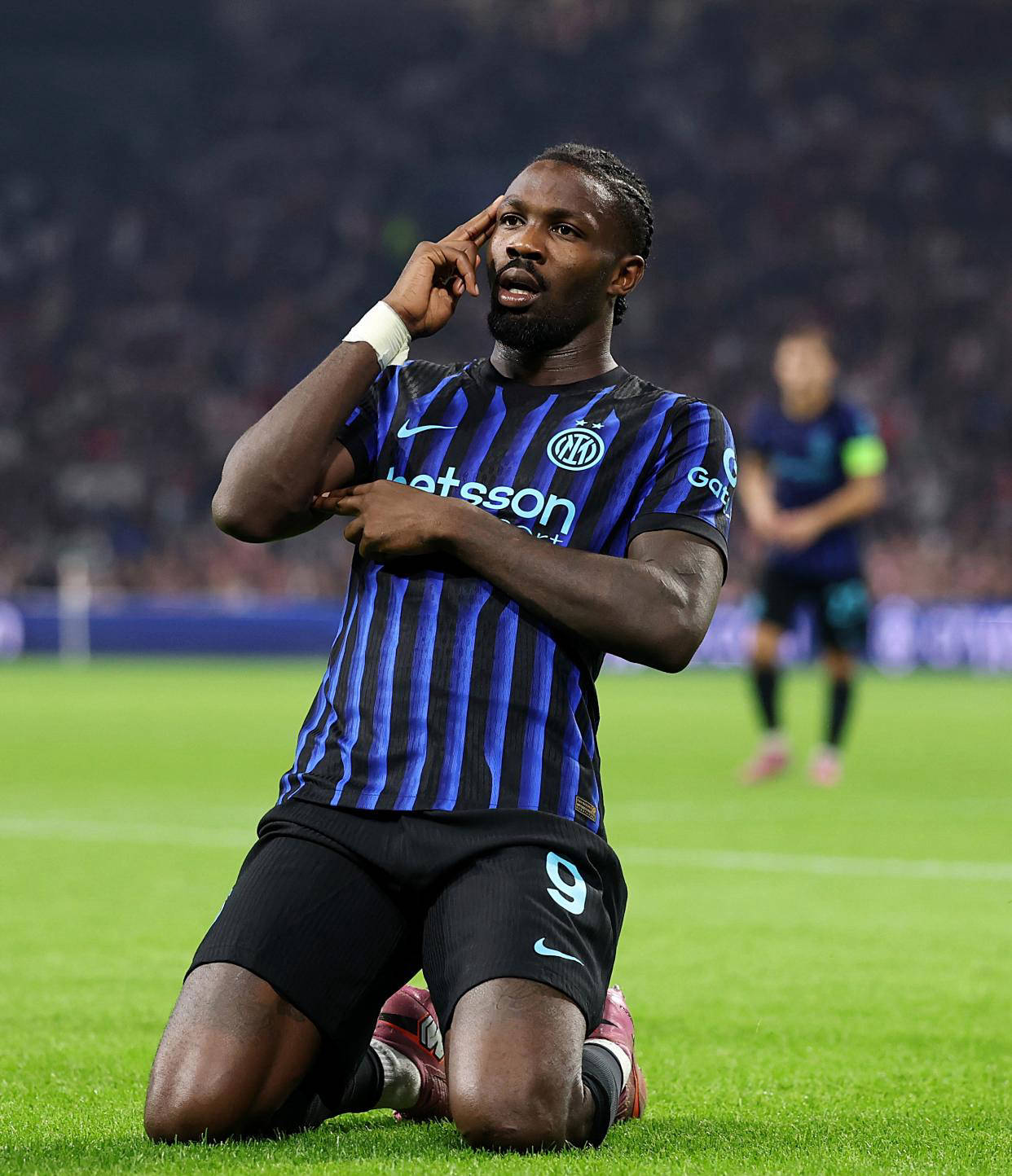 欧冠赛程吃紧；里昂赛前单刀错失；更衣室稳定；资深球员宣示担当 