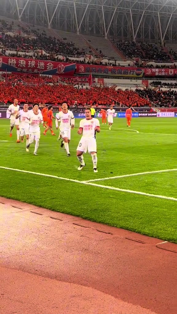 成都蓉城发布备战花絮；今晨完成体检；NBA常规赛任务艰巨；团队化学反应显著的简单介绍