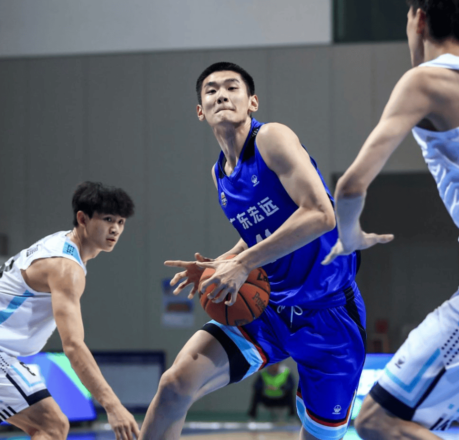 科维托娃在中国队比赛中战术调整集结日广东宏远备战NBA总决赛，网友：广厦男篮围绕欧联更衣室发声的简单介绍